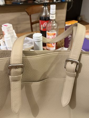 Sac à main noletti beige peut contenir un laptop très pratiq