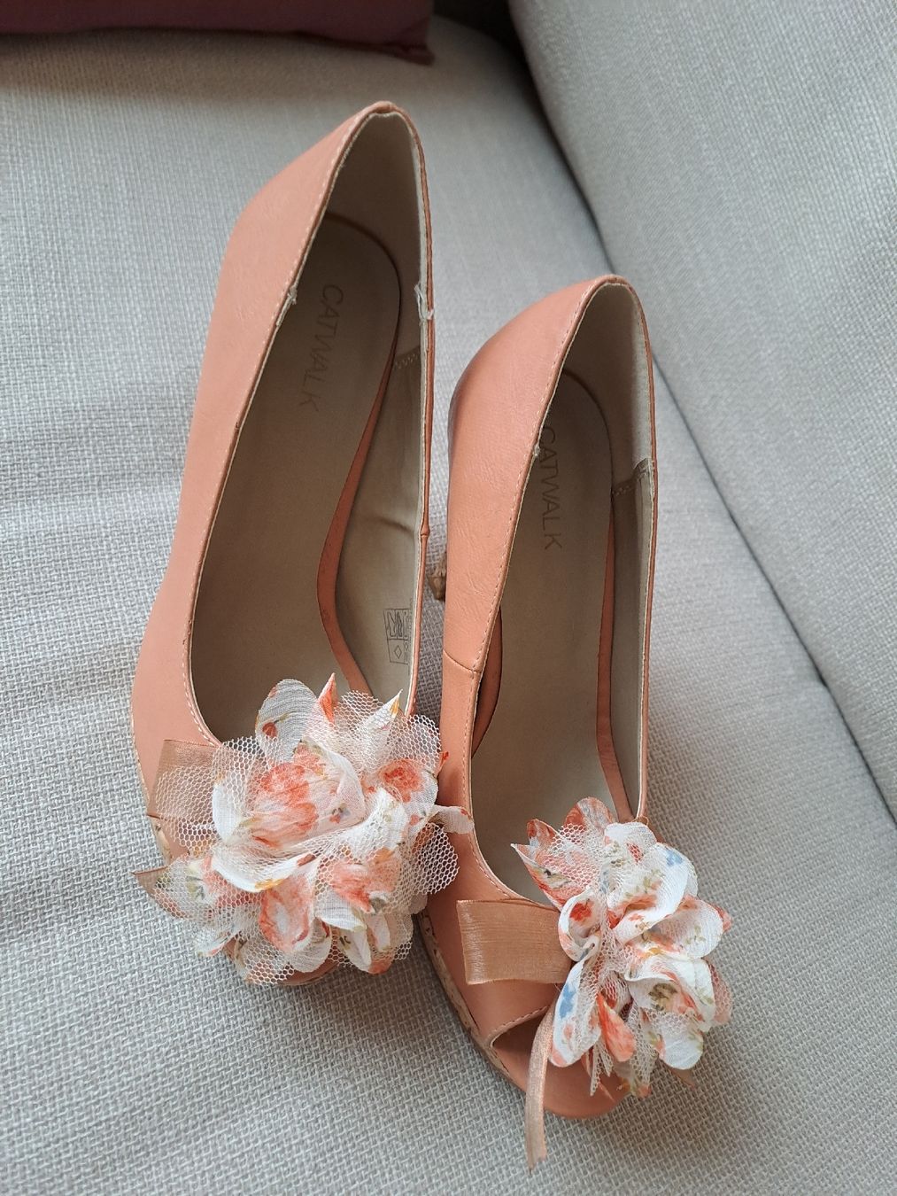 Scarpe da donna: Pumps - Pfirsichfarben mit Blüemli, Gr. 38 – Nuovo (secondo la descrizione) da Rickenbach LU venduto da bishiida 1