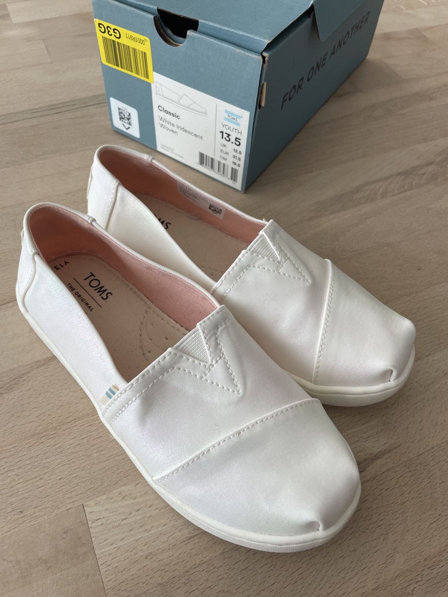 Schuhe für Mädchen: Neue TOMS Classic Gr. 31.5 weiss – Neu und originalverpackt aus Solothurn von Silbermond01 1