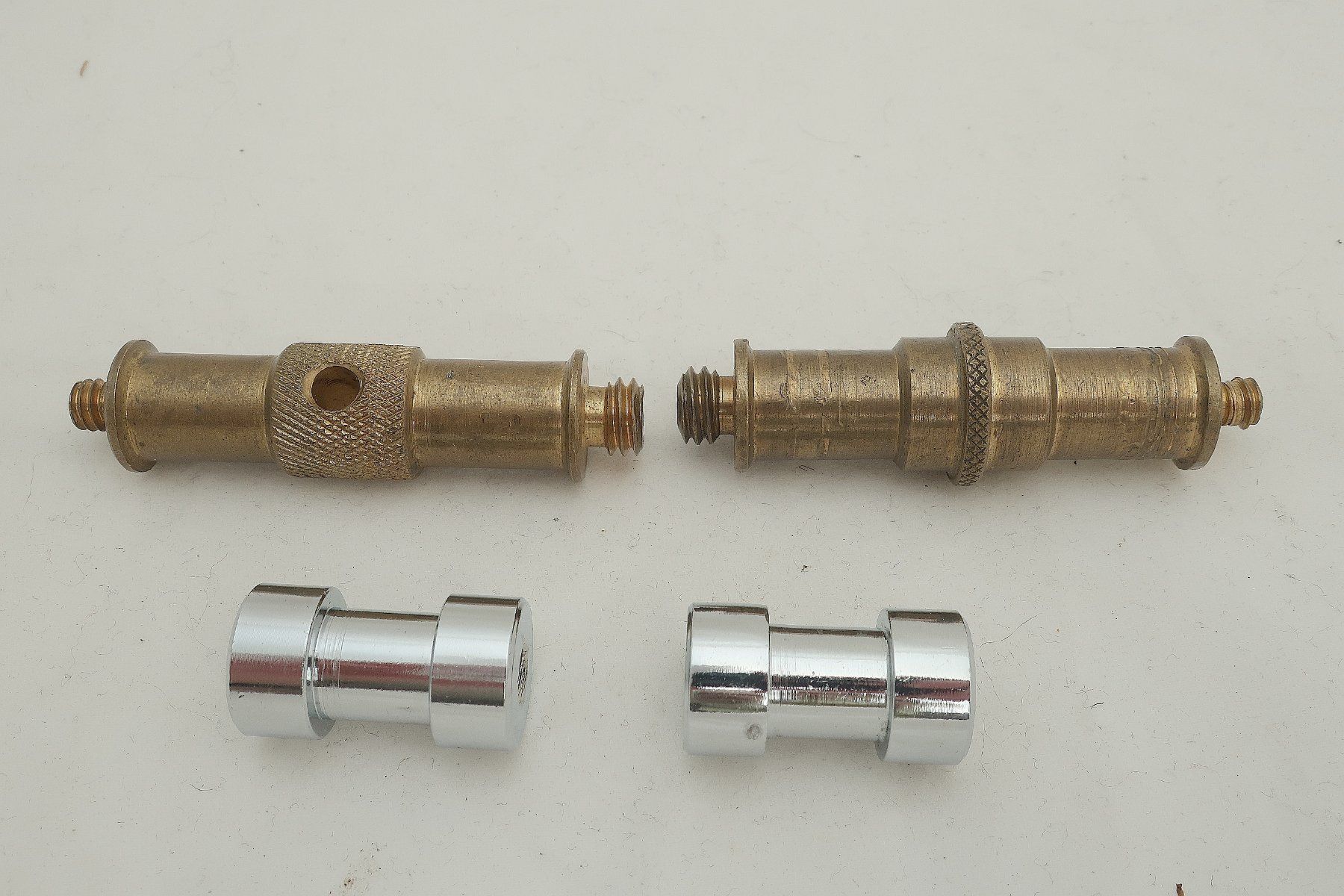 Manfrotto Treppiedi & Teste: Set 4 original Manfrotto Spigot Adapter 1/4" & 3/8" – Usato da Zürich venduto da dnk_nrd8