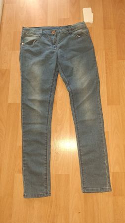 Jean slim femme neuf avec étiquette taille 152