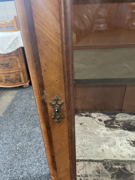 Vitrines: Antiker Vitrinenschrank Jugendstil Nussbaum massiv Verglasun – D'occasion à Volketswil par Edwiga01 2