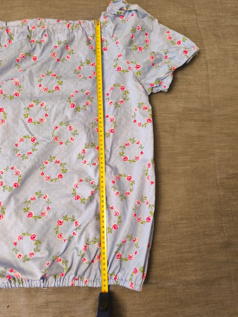 Top: Haut léger fleuri bleu clair, col carmen, taille M – Usato da Genève venduto da lnicoGE 1