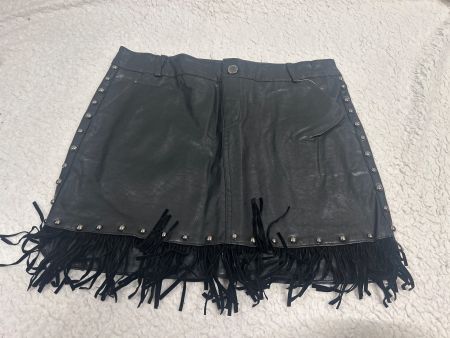 Minirock aus Kunstleder mit Nieten und Fransen schwarz