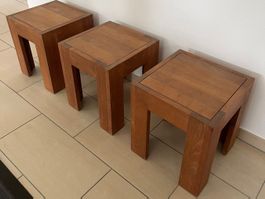 Set aus drei Hockern aus Massivholz