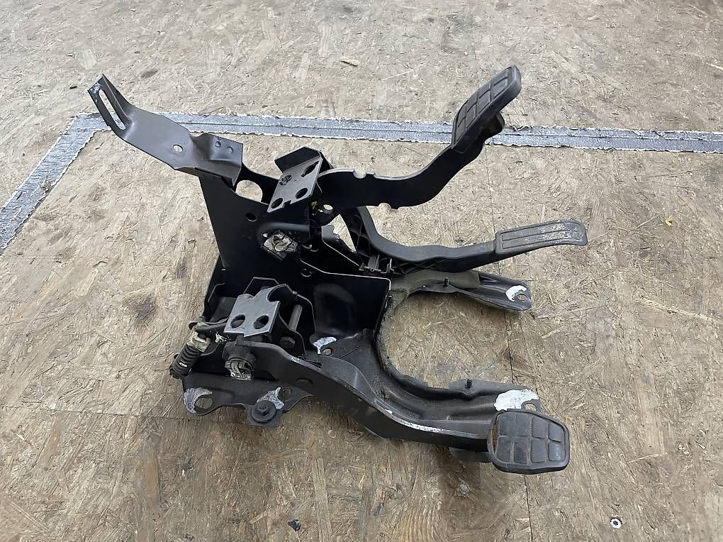 Toutes les pièces auto: Vw Golf 2 Pedalen  – D'occasion à Saanen par slu01