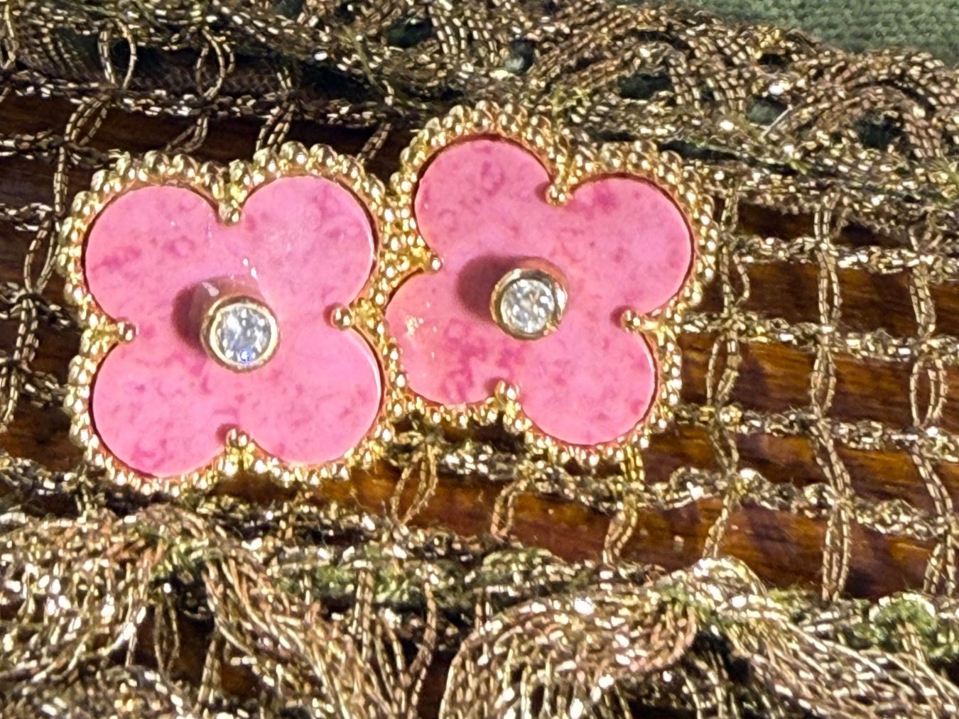 Orecchini pendenti & Orecchini a lobo: Boucles d'oreilles trèfle rose et or – Nuovo e nell'imballaggio originale da St-Maurice venduto da Sandrinette123 1