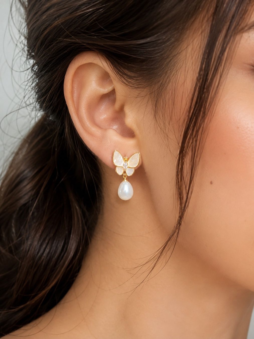 Orecchini pendenti & Orecchini a lobo: Boucles d'oreilles papillon nacré et perle – Nuovo e nell'imballaggio originale da St-Maurice venduto da Sandrinette123 2