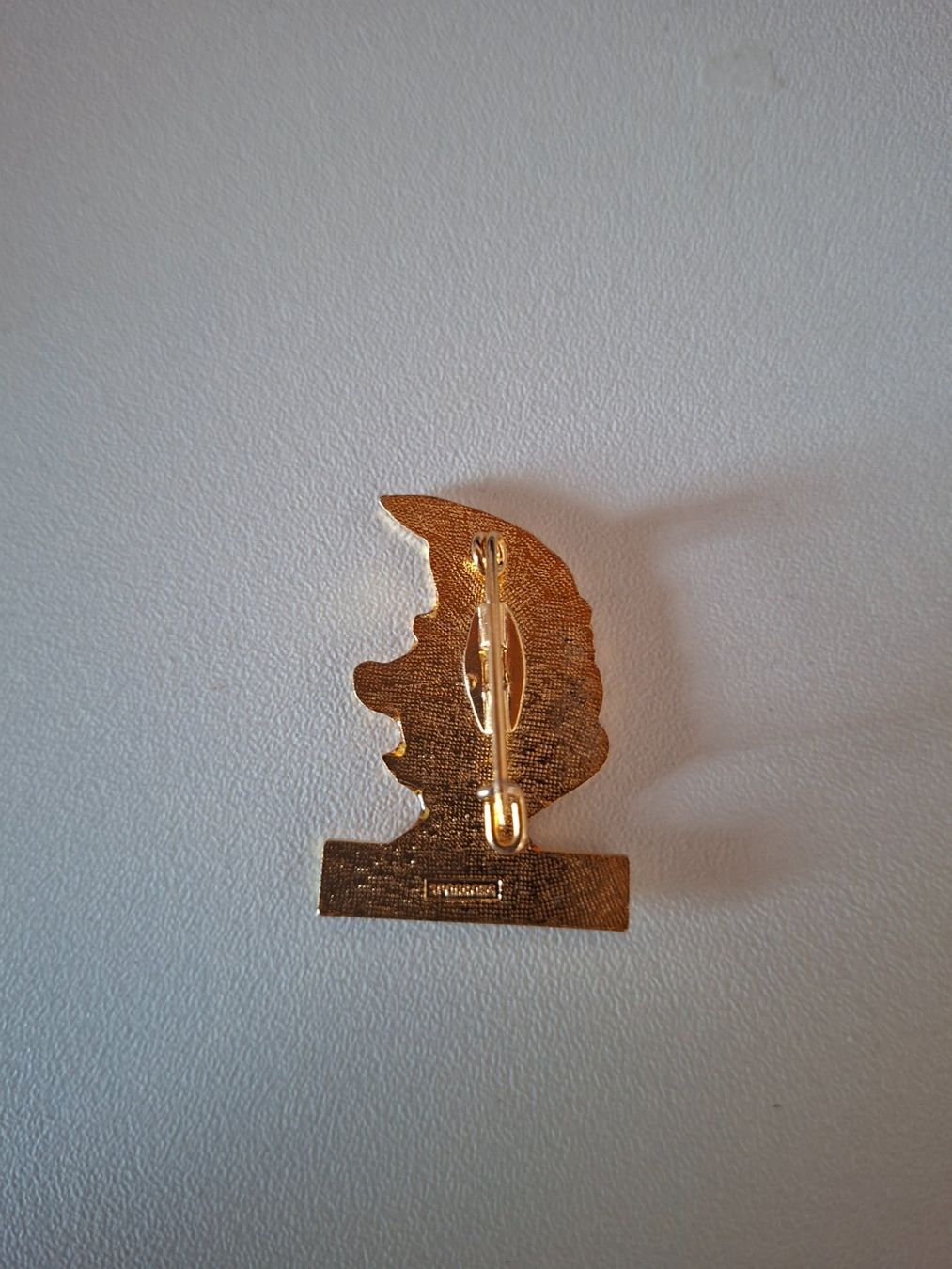 Spille & Fermagli: Anstecker MM Lahti goldfarben mit Figur – Usato da Erlinsbach venduto da pfunky 1