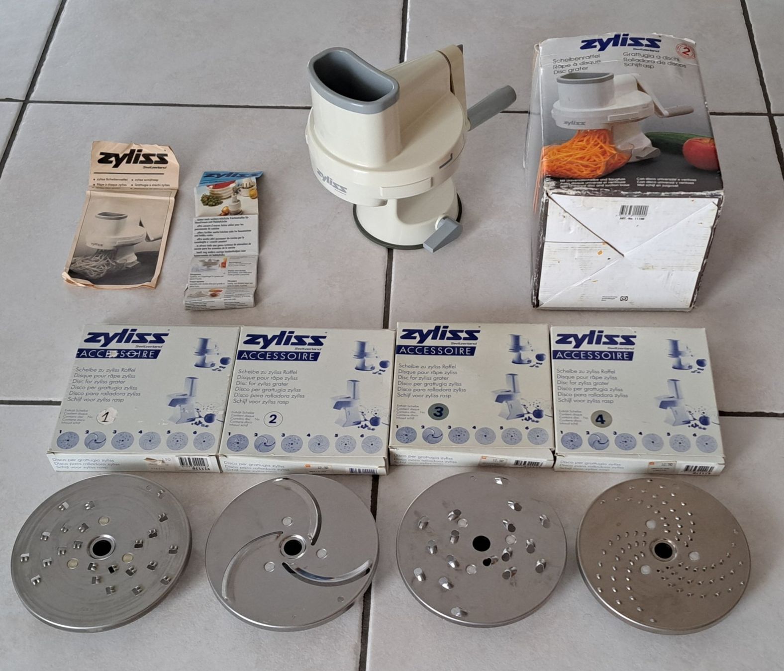 Zyliss Elettrodomestici da cucina: ***** Zyliss Scheibenraffel mit 4-Scheiben – Usato da Villaz-St-Pierre venduto da Ubid