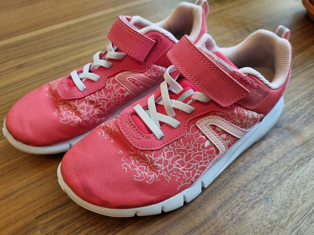 Schuhe für Mädchen: Turnschuhe Gr. 35 – Gebraucht aus Zürich von ani_qj8q 1