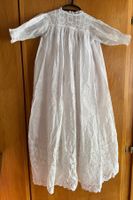 Taufkleid aus zarter Baumwolle mit Stickerei England ca 1890