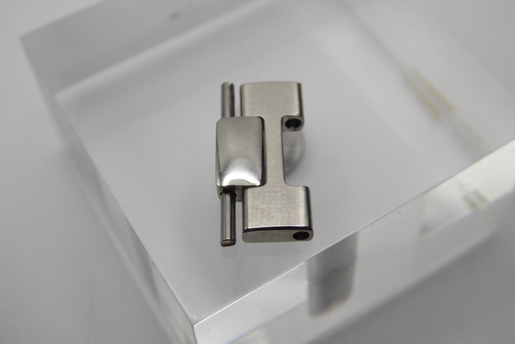Patek Philippe Montres: Patek Philippe Nautilus link screw 17mm – D'occasion à Geneve par adr_xk6n