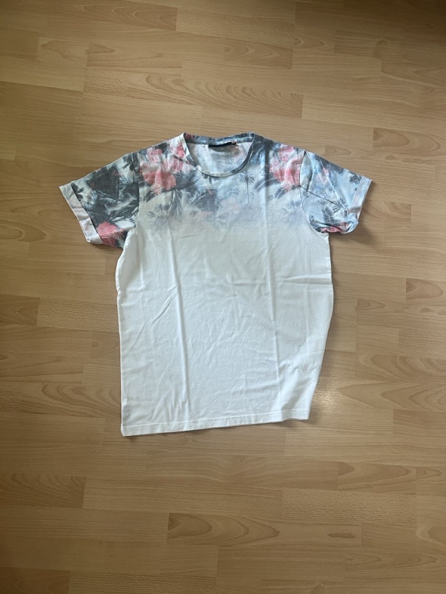 T-Shirts: T-Shirtmit Palmenmuster, Grösse M – Gebraucht aus Unterägeri von -Yasmina-