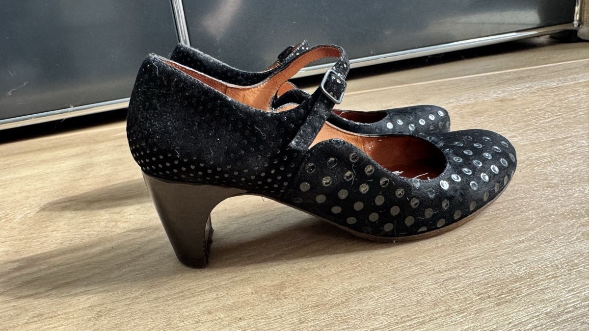 Chie Mihara Scarpe da donna: Chi Mihara Wildleder Pumps mit Riemchen, Grösse 37,5 – Usato da St. Niklausen LU venduto da Ispaar 1