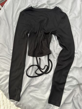 Schwarzes Langarmshirt mit Schnürung