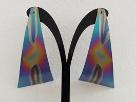 Auffällige, mehrfarbige Titan-Ohrstecker