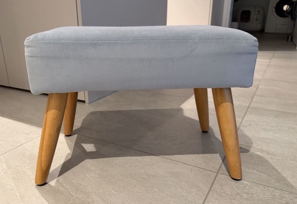 Hocker: Fusshocker hellgrau/blau mit Holzbeinen – Gebraucht aus Siglistorf von demeyste 2