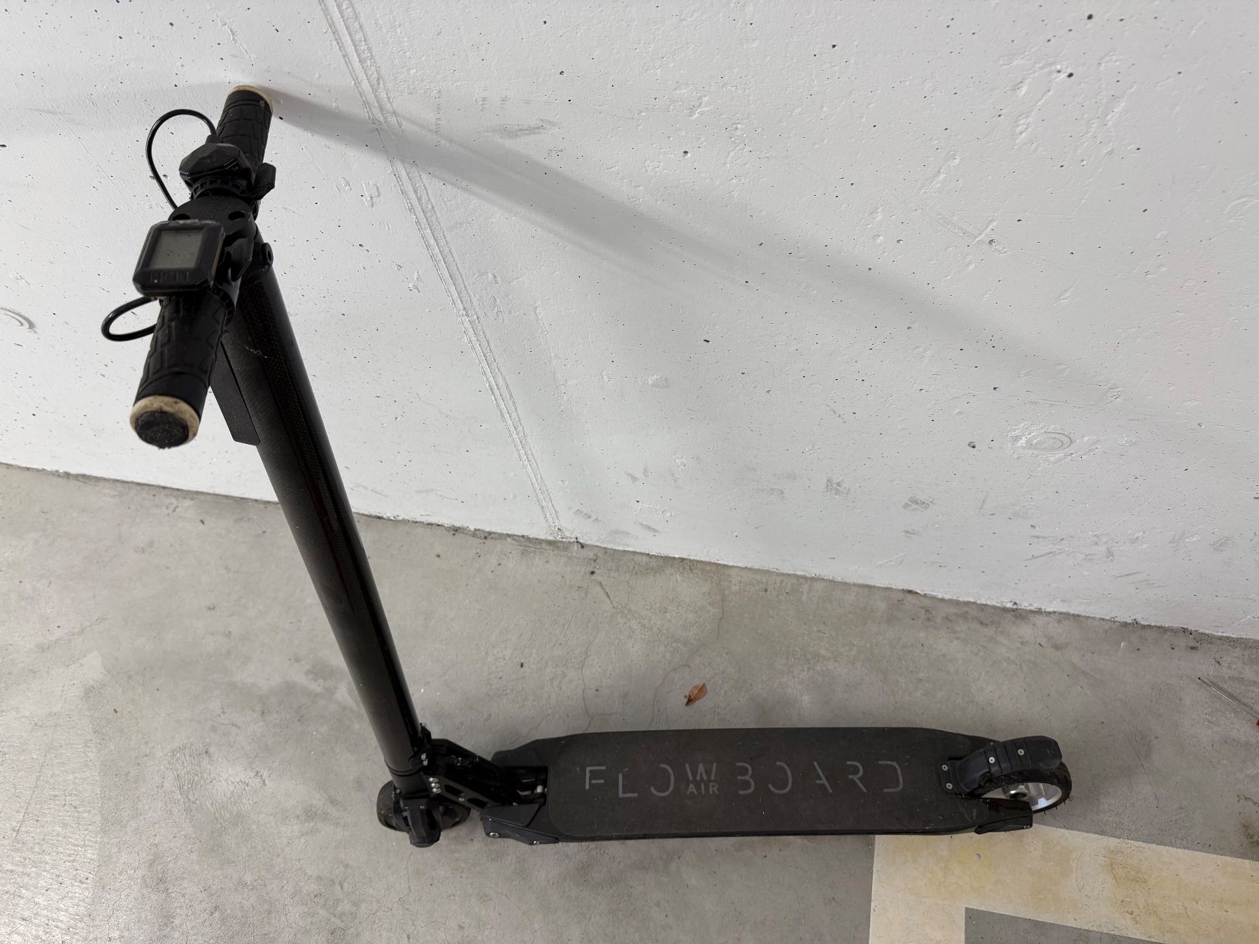 Soflow Kickboard: SoFlow Flowboard Air Carbon E-Scooter – Difettoso da Meilen venduto da Dromedar