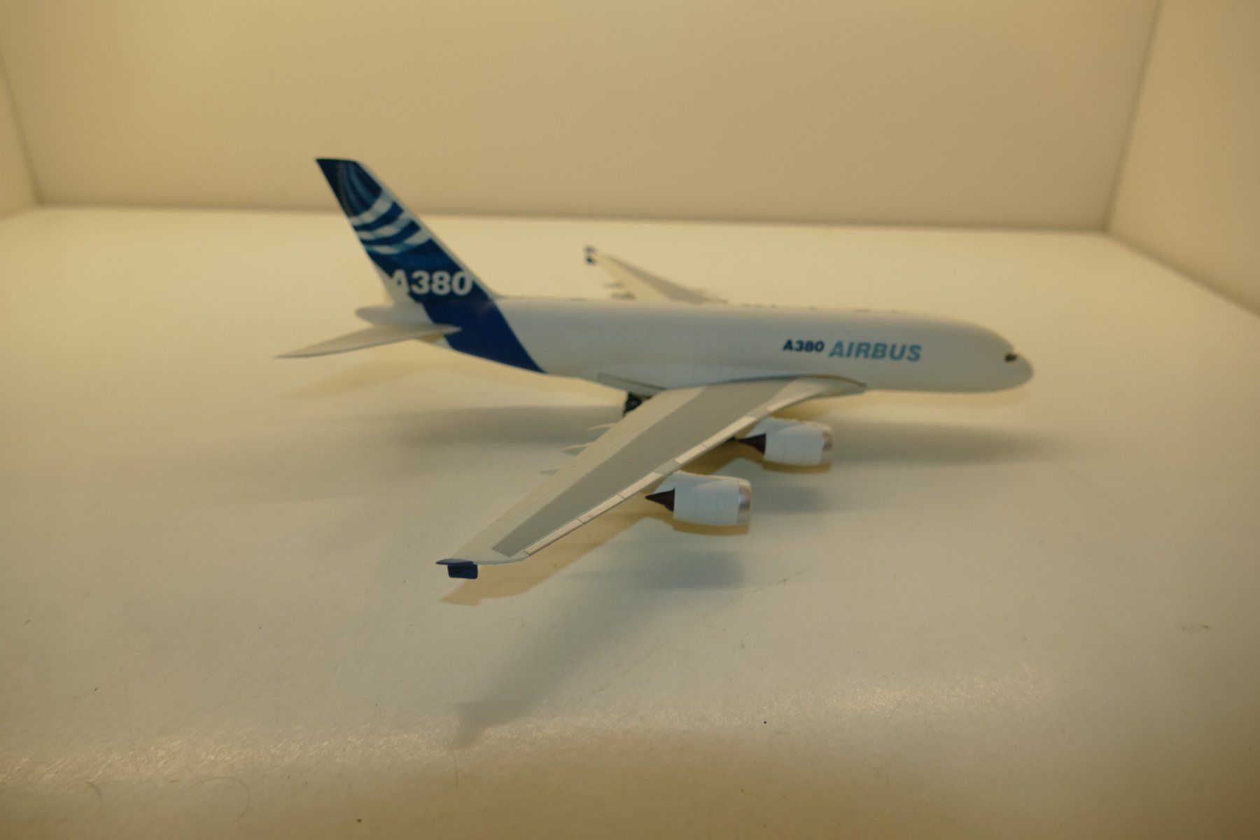 Kit di modellismo & Modellini statici: Flugzeugmodell: Airbus A380 blau/weiss – Usato da Niederhasli venduto da rail-duerst 3