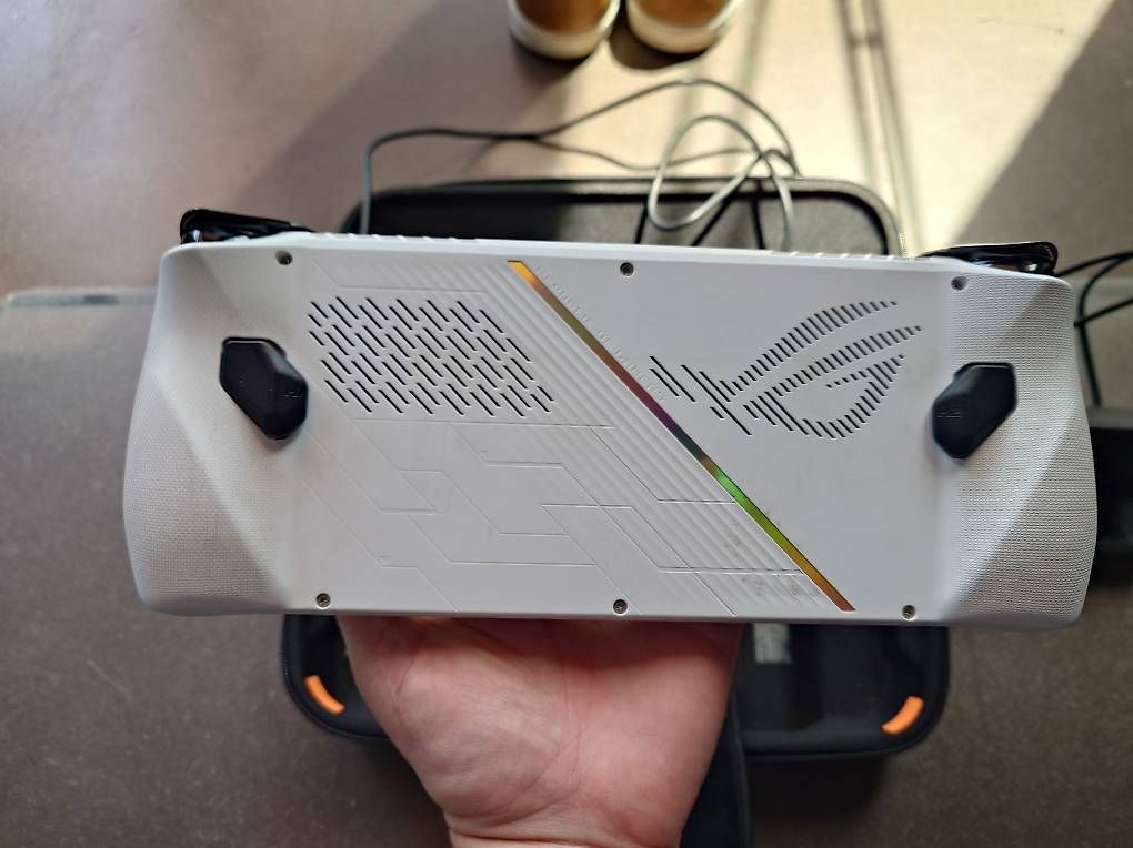 Asus Console: ROG Ally X Z1 Extreme mit Dock & Case – Usato da Frauenfeld venduto da max_8259