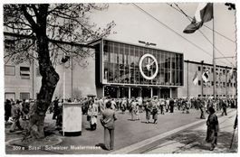 Basel, Schweizer Mustermesse, Eingang, belebt, gelaufen 1957