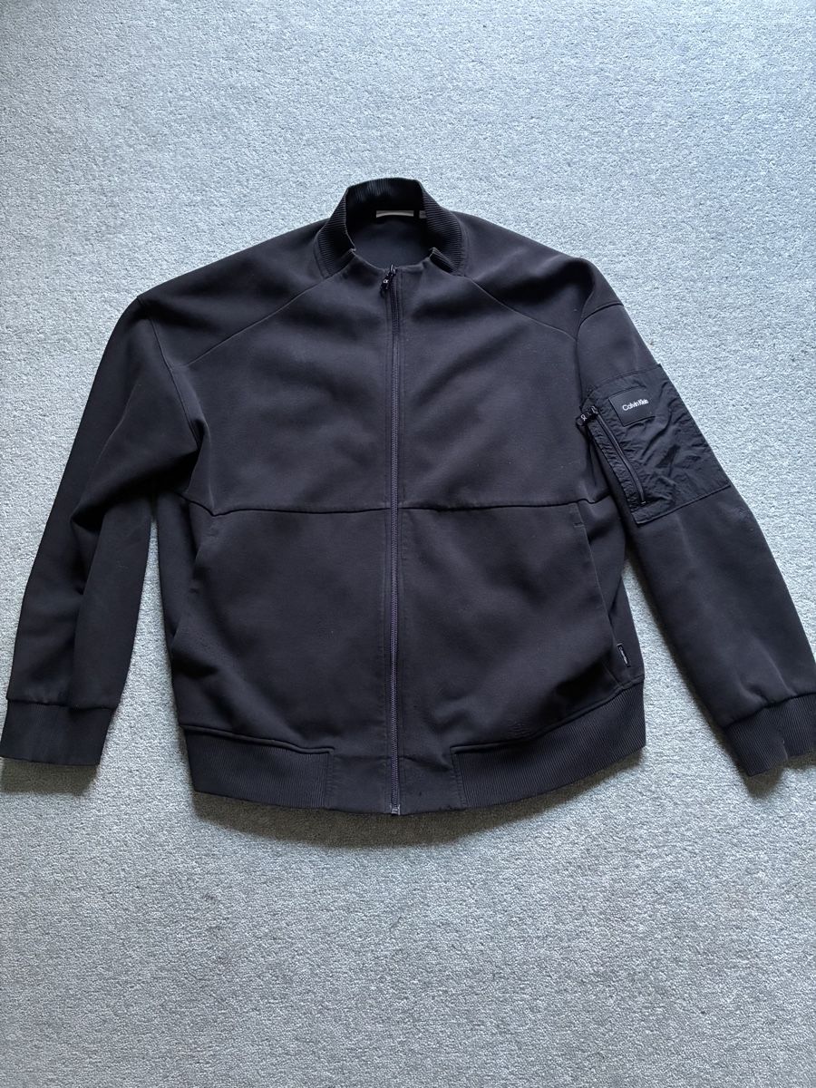 Calvin Klein Pulls & Sweat-shirts: Calvin Klein Bomber Jacket Black Size M Good Condition – D'occasion à Basel par gvi_6txz