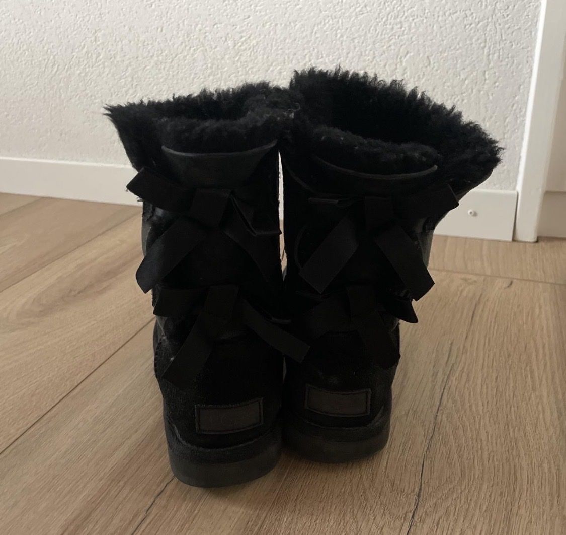 Chaussures femmes: Black UGG shoes  – D'occasion à Genolier par notzoe 1
