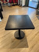 18x Schwarze Bistrotische 70x70 cm mit Säulenfuss