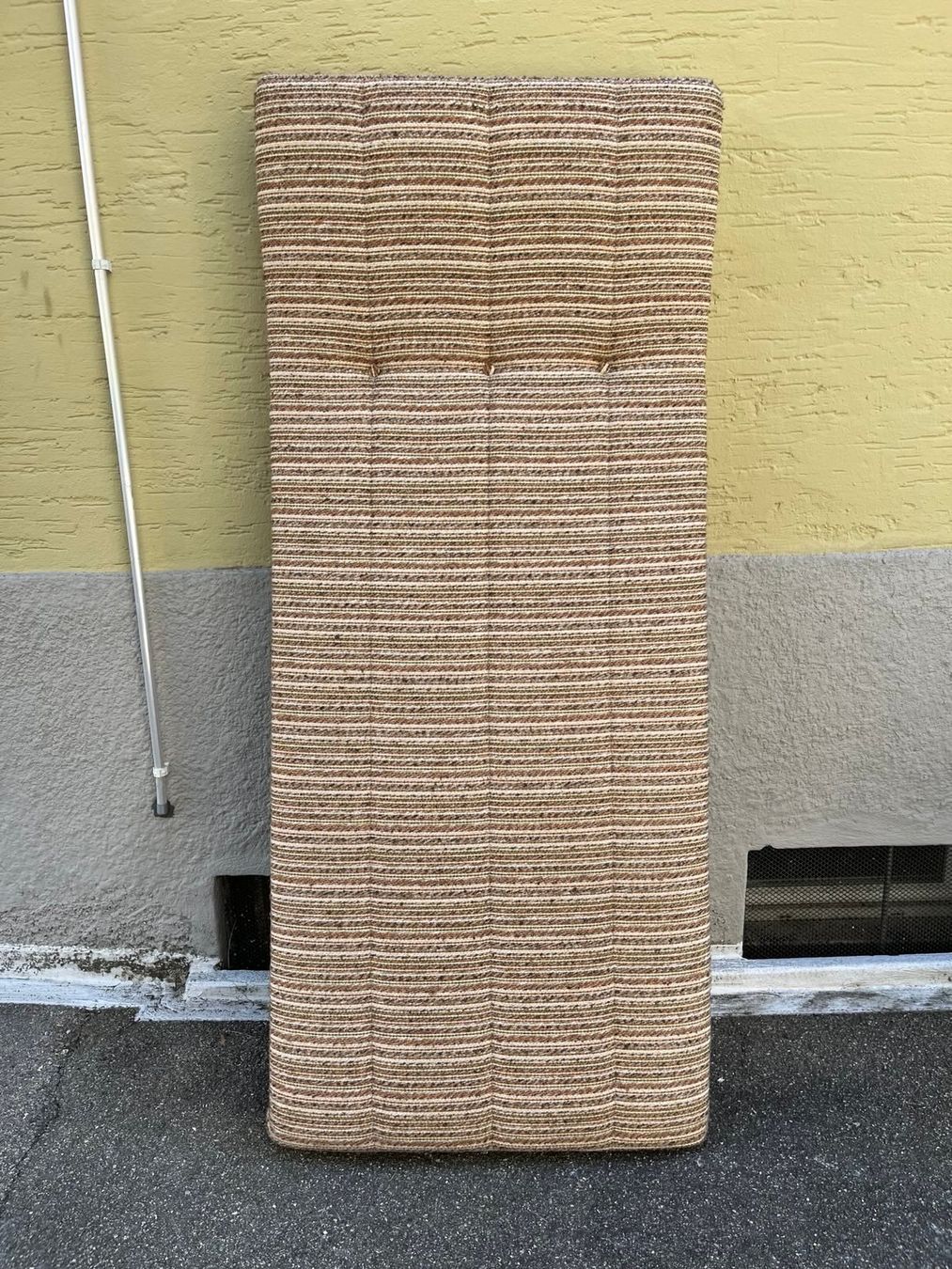 Liegen & Liegestühle: Retro vorgeformte  bequeme Sofaliege, Beige-Braun Gestreift – Gebraucht aus Zürich von gru_6hlx