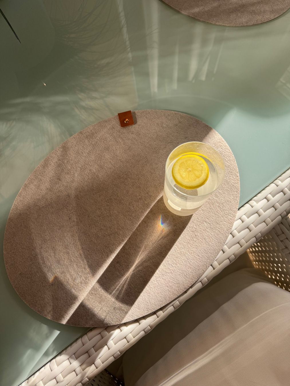Tische: Gartentisch Rattan mit Glasplatte – Gebraucht aus zürich von Bailey17 5