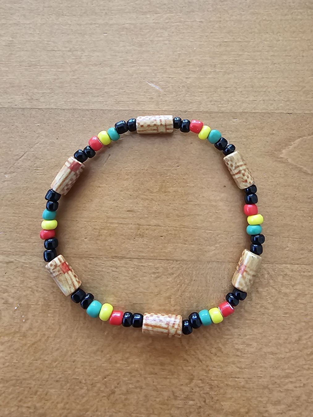 Armbänder & -reifen: Sommerliches Perlenarmband mit Holz-Elementen, neu! – Gebraucht aus Mels von WendySchumacher