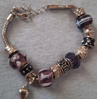 Ce bracelet, de style « Pandora », se compose d'une chaîne s