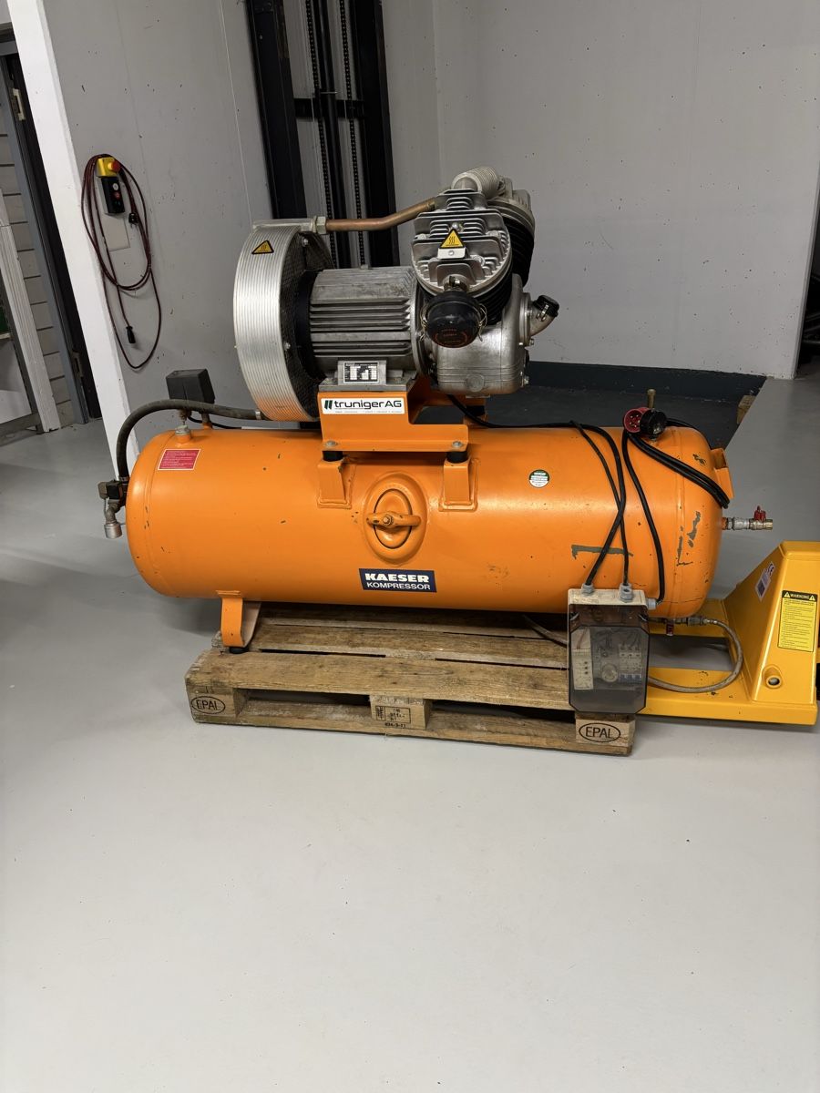 Kaeser Compressori: KAESER Kolbenkompressor ab Service – Usato da Mosnang venduto da TrunigerAG