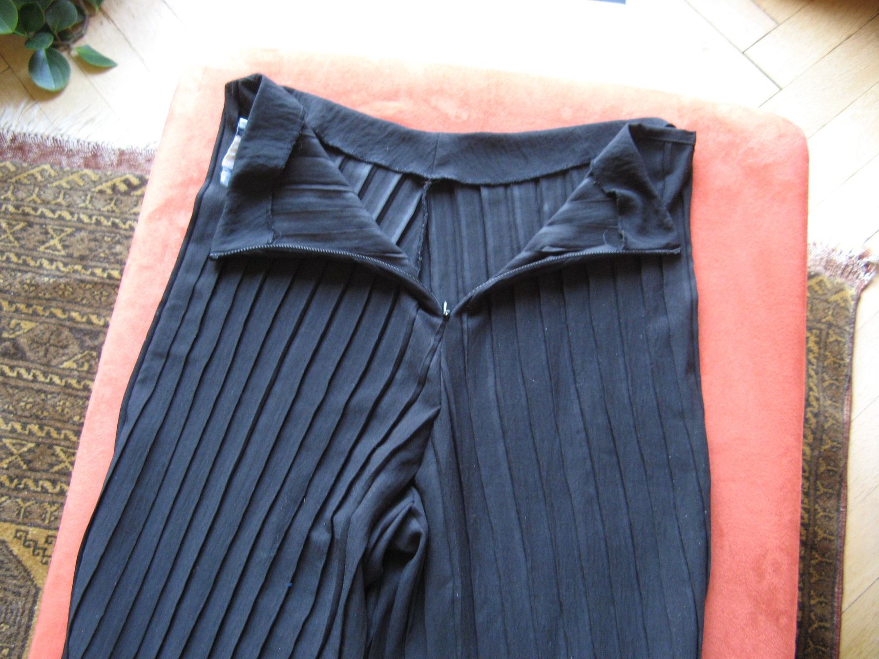 Zara Pantaloni: schwarze Falten Hose Gr. M Zara – Usato da Zürich venduto da apil 8