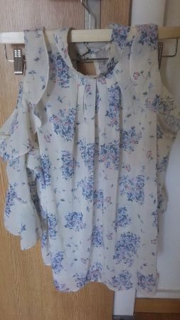 Haut blanc motif floral sans épaules très léger été