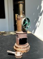 Antike Dampfmaschine stehend 30 cm hoch