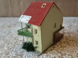 Faller Wohnhaus mit einemLadengeschäft in H0 schön anzusehen