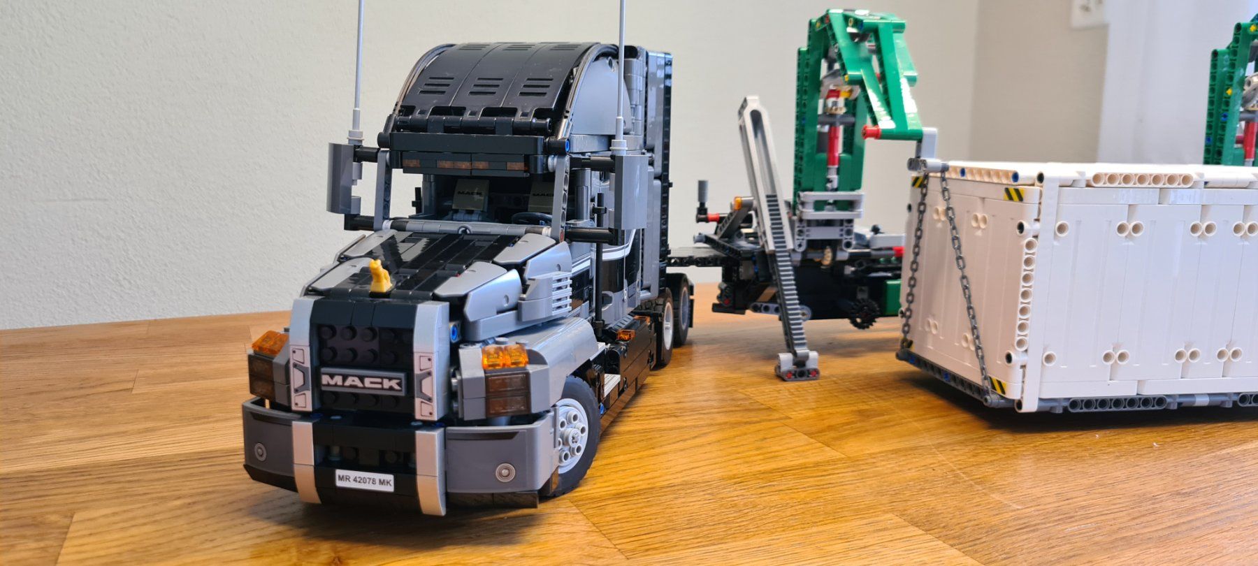 Kit di modellismo & Modellini statici: LEGO Technic Mack Anthem mit Container-Auflieger – Usato da Lauerz venduto da toni.betschart 3