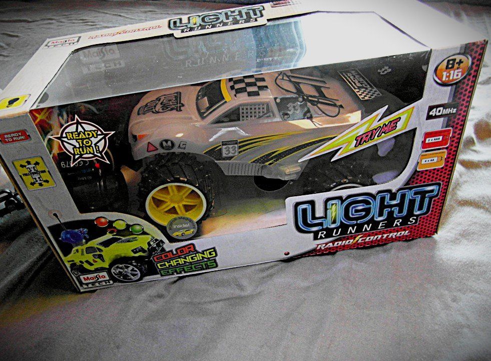 Maisto Giocattoli: 40 MHz RC Auto "Light Runners" mit Licht-Effekten, NEU – Nuovo e nell'imballaggio originale da Lengnau BE venduto da Lanthemann
