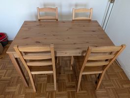 Table et 4 chaises a bois