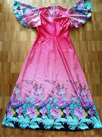 Kleid mit Flügelärmel aus 100% Viskose