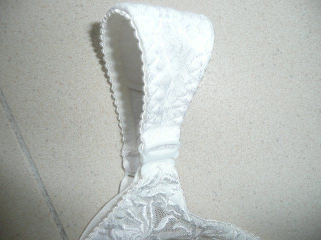 Sonstige Unterwäsche: NEUER BH mit breiten Schulterträgern – Neu und originalverpackt aus Baar von negombo 3