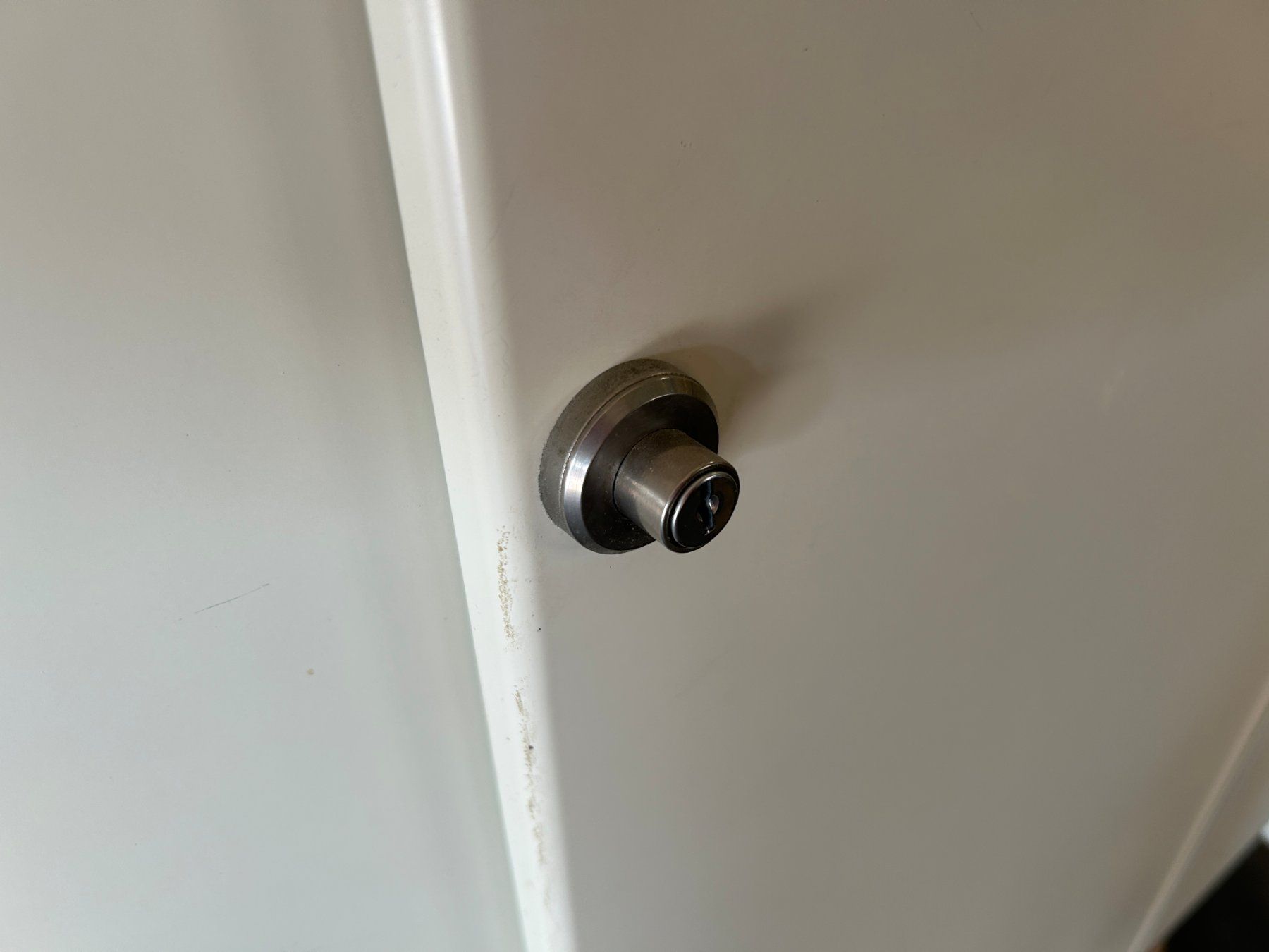 Armadi: 2 Stück Werkstattschrank aus Metall – Usato da Zofingen venduto da Maschinenfabrik 2