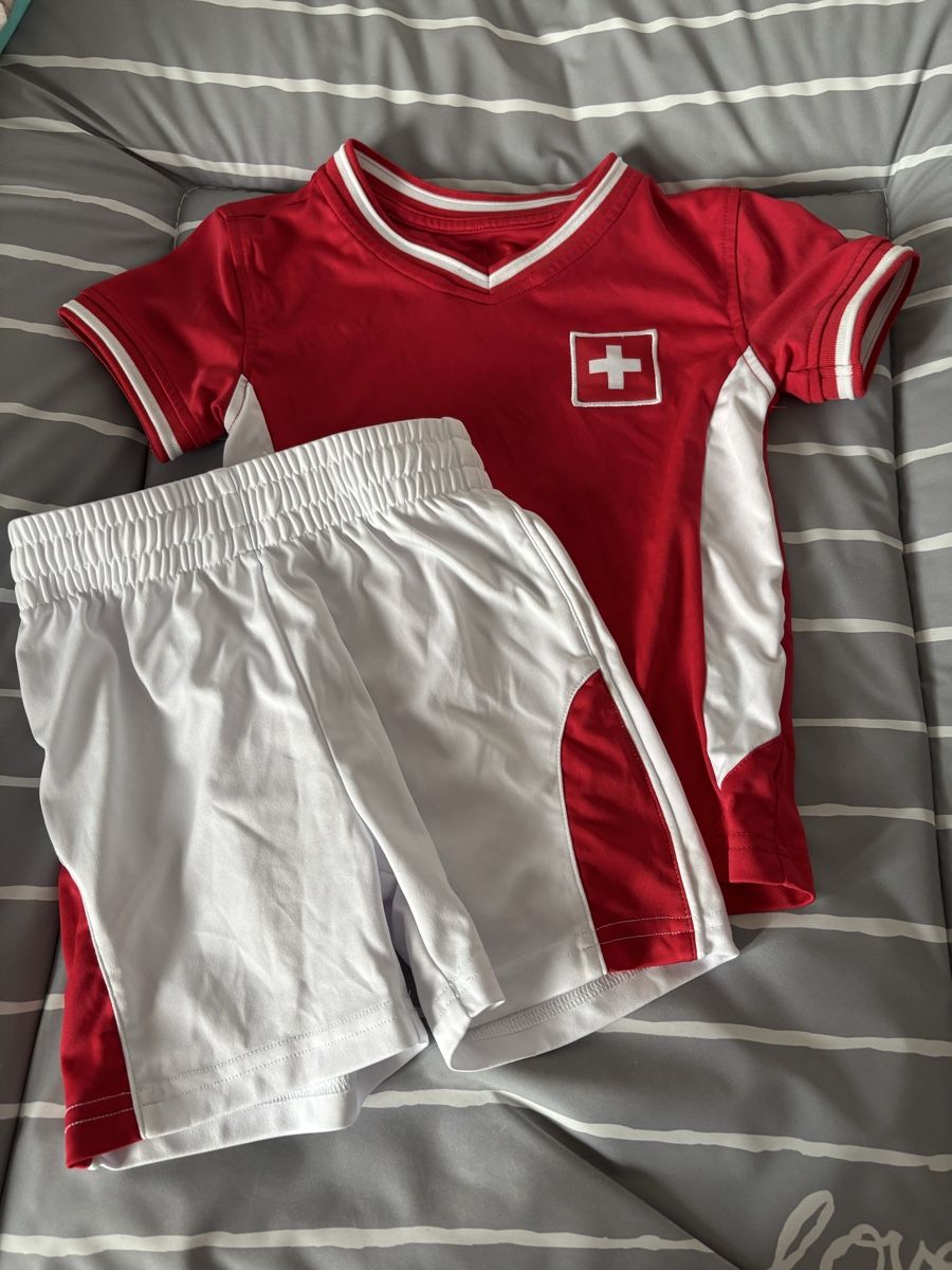 Trainer, Turnhosen & -trikots: Schweizer Trikot, Grösse 104 – Gebraucht aus Schleinikon von Jessica_Lutishi
