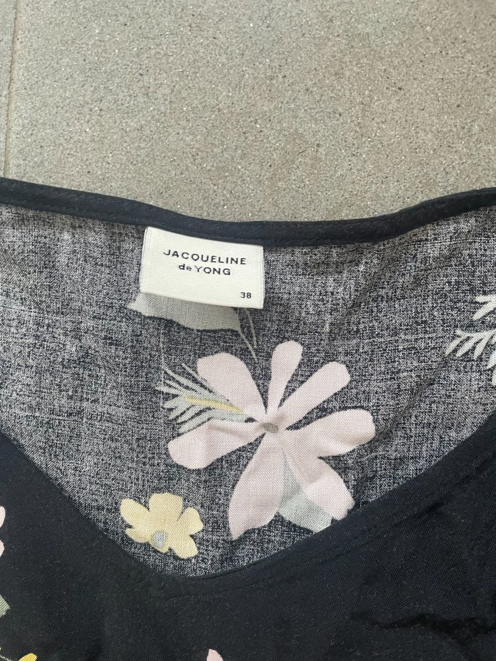T-shirt: Jacqueline de Yong Blumenmuster Oberteil / Grösse 38 – Usato da Zofingen venduto da angito 1