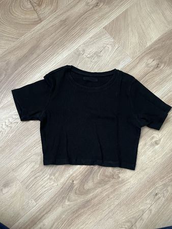 Extrem kurzes, schwarzes Crop Top von SINSAY, Grösse XS