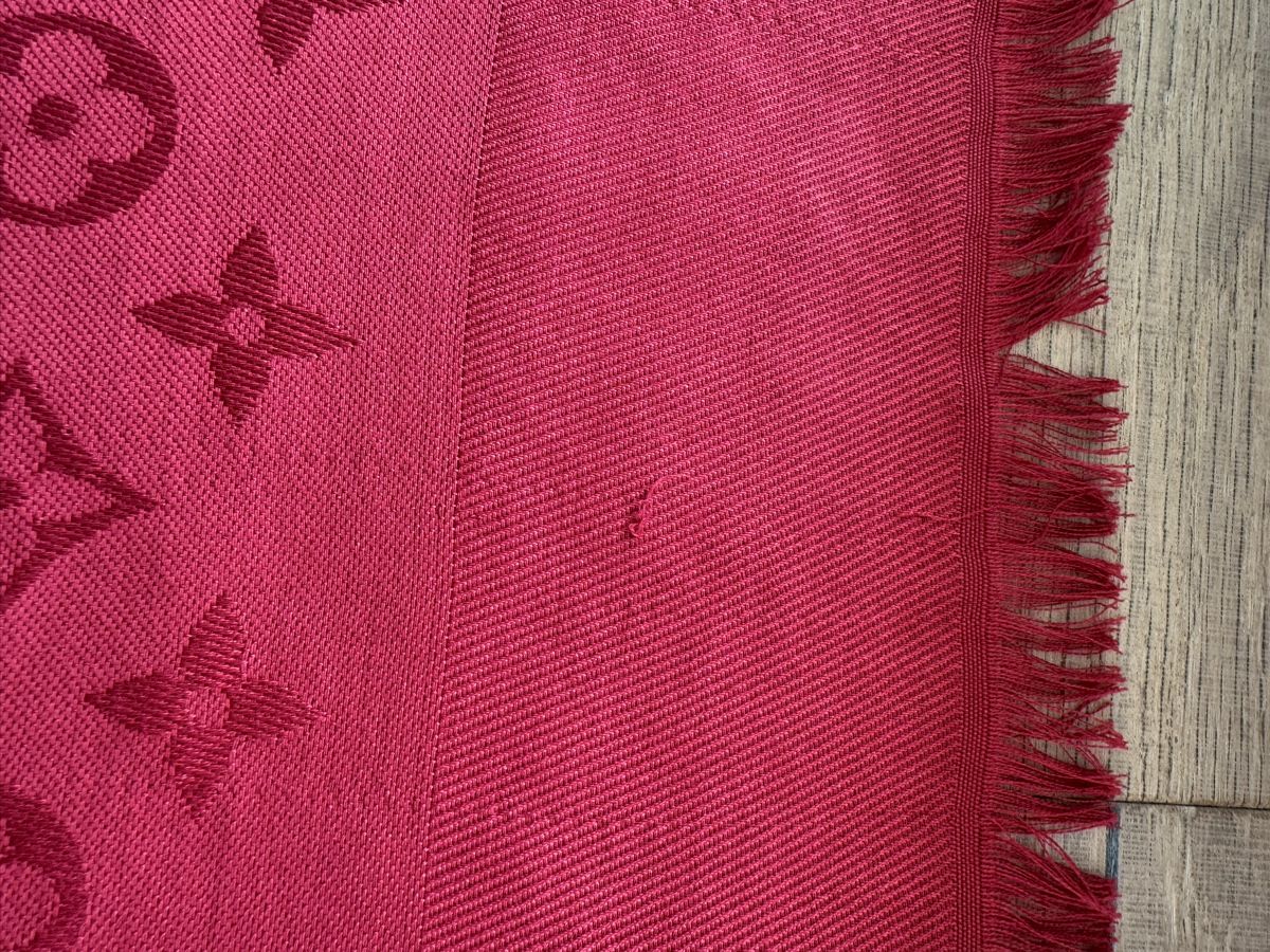 Louis Vuitton Foulard & Sciarpe: Louis Vuitton Monogram Classic Scarf with Box - Red – Usato da Meilen venduto da vic_9wmf 6