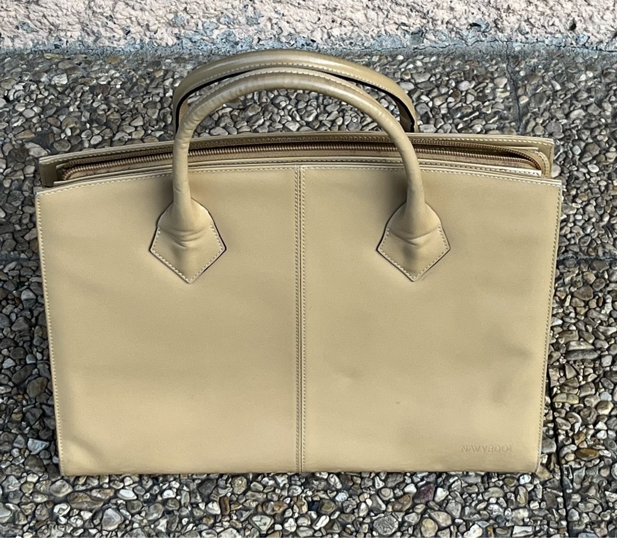 Navyboot Borse da donna: Sac à main NAVYBOOT verni beige bon état – Usato da La Tour-de-Peilz venduto da Pansy02 6