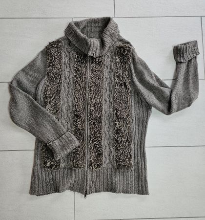 Strickjacke mit Felleinsätzen vorne Grösse XL